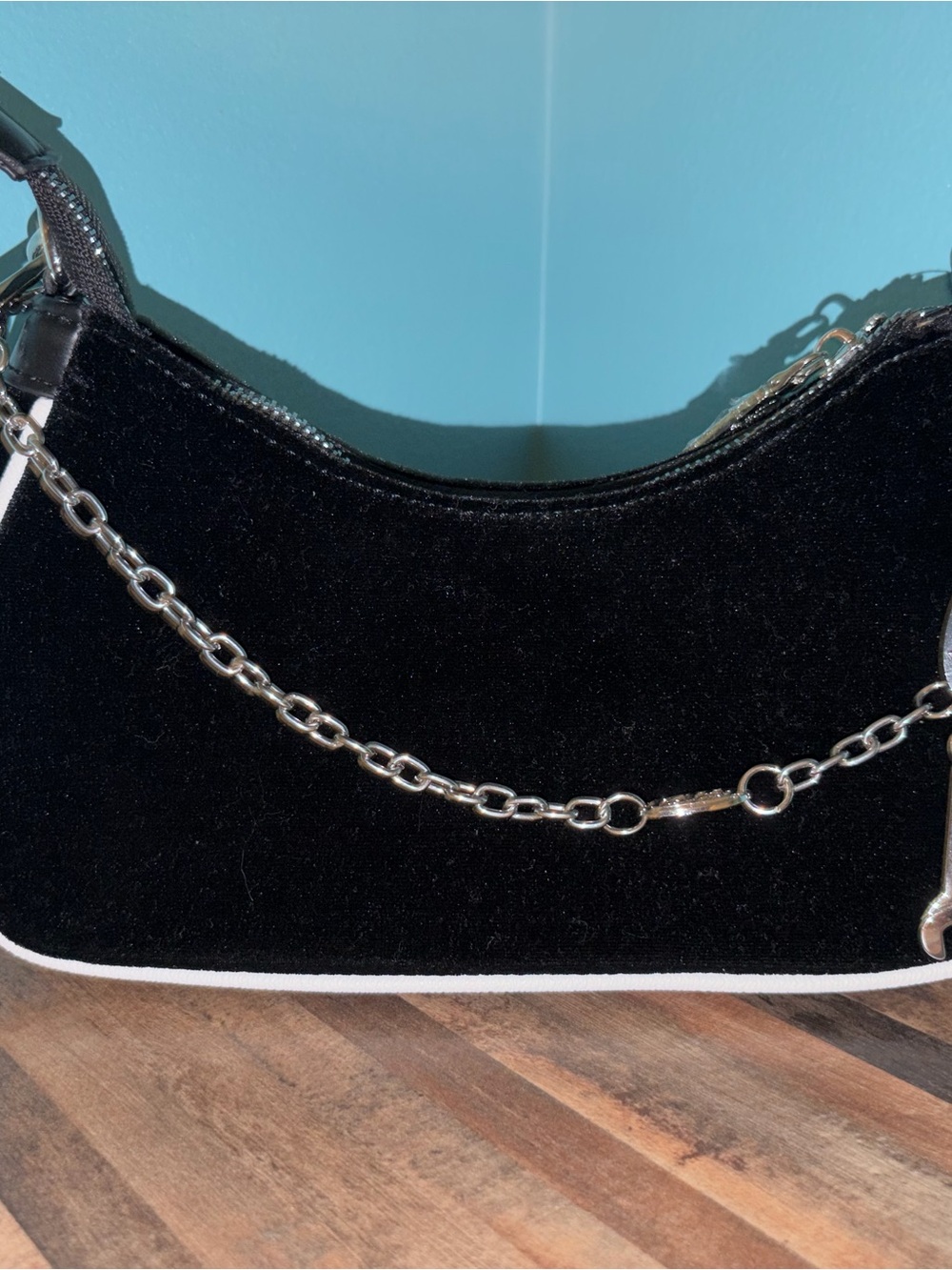 Von Dutch Black Velvet Rhinestone Logo Shoulder Bag with White Trim - Picture 4 of 5